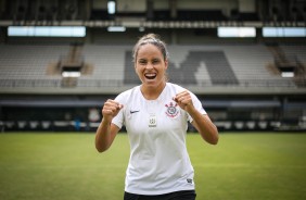Zagueira Mônica Hickmann é apresentada toda feliz ao Corinthians