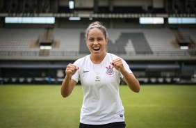 Zagueira Mnica Hickmann  apresentada toda feliz ao Corinthians