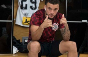 Andr Lus no vestirio da Arena Corinthians antes do jogo contra a Chapecoense, pela Copa do Brasil