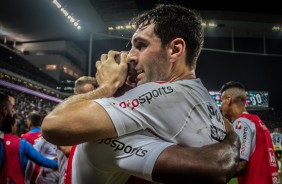 Boselli abraa Love, no banco, comemorando seu gol contra a Chapecoense