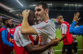 Boselli e Love comemorando o gol do argentino contra a Chapecoense, pela Copa do Brasil