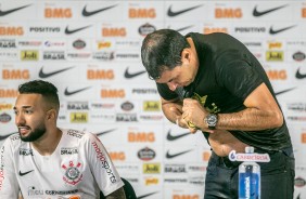 Carille encharcado com a brincadeira dos jogadores durante coletiva