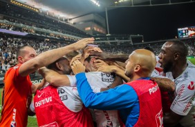 Elenco comemora o gol de Mauro Boselli contra a Chapecoense, pela Copa do Brasil