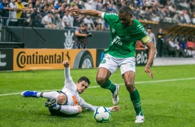 Fagner em dividida no jogo contra a Chapecoense, pela Copa do Brasil