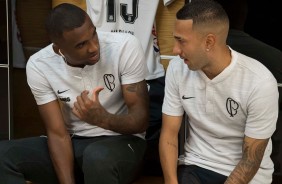 Marllon e Clayson no vestirio da Arena Corinthians antes do jogo contra a Chapecoense