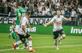 Ramiro e Boselli comemorando o gol do atacante contra a Chapecoense, na Arena Corinthians