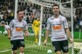 Ramiro e Mauro Boselli comemoram o gol do atacante contra a Chapecoense, pela Copa do Brasil