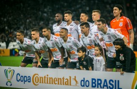 Time do Corinthians no jogo contra a Chapecoense, pela Copa do Brasil, na Arena