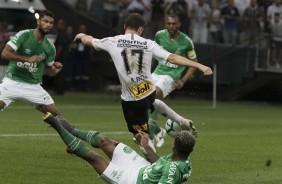 Boselli no exato momento do chute que original o seu gol contra a Chapecoense