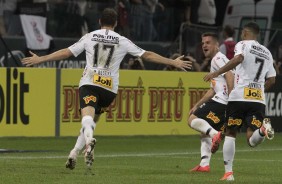 Boselli, Ramiro e Sornoza comemoram o gol do argentino contra a Chapecoense