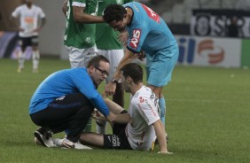 Boselli recebe atendimento em campo durante jogo contra a Chapecoense