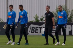 Caique França, Filipe, preparador de goleiros Leandro Idalino e Walter no treino de hoje no CT