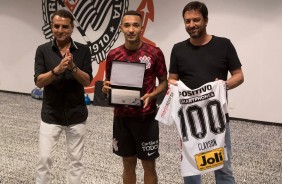 Clayson completa 100 jogos contra a Chapecoense e recebe homenagem no vestiário da Arena