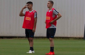 Fabrício Oya e Lucas Piton no último treino do Corinthians antes do duelo contra a Chapecoense