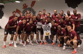 Homenagem aos 100 jogos de Clayson no vestirio antes do jogo contra a Chapecoense