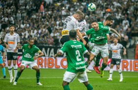 Jogada aérea durante jogo contra a Chapecoense, pela Copa do Brasil, na Arena Corinthians