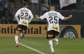 Mateus Vital e Clayson comemora o gol do garoto contra a Chapecoense, pela Copa do Brasil