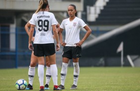 Adriana em cobrança de falta durante jogo contra o São José, pelo Brasileirão Feminino