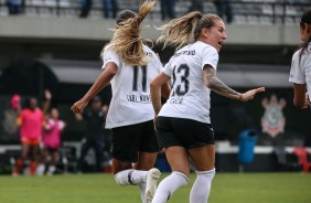 Cacau e Gabi Nunes comemorando gol contra o São José, pelo Brasileirão Feminino