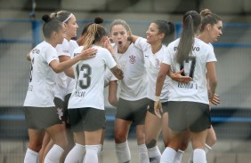 Elenco do Corinthians Futebol Feminino comemorando gol contra o São José