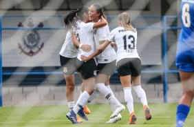 Jogadoras comemoram o gol de Gabi Nunes contra o So Jos, pelo Brasileiro Feminino