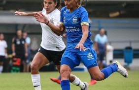 Millene em disputa de bola durante jogo contra o São José, pelo Brasileirão Feminino