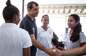 Carille cumprimenta goleiras do Corinthians Futebol Feminino