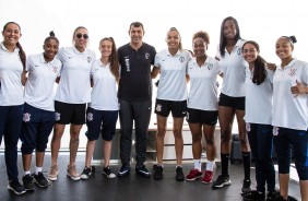 Carille, no dia do goleiro, com goleiras do Corinthians Futebol Feminino