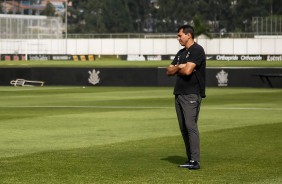 Carille observa o treino desta sexta-feira no CT Joaquim Grava