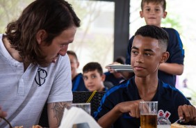 Cássio almoça com goleirinhos do Corinthians durante evento do dia do goleiro