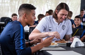 Cássio almoça com goleiros de todas as categorias do Corinthians durante evento do dia do goleiro