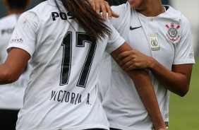 Ingryd comemora com Victória seu gol contra o São José, pelo Brasileirão Feminino