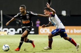 Meia Clayson durante jogo contra o Bahia, pela estreia do Campeonato Brasileiro