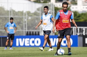 Oya e Jadson durante treino deste sbado no CT Joaquim Grava