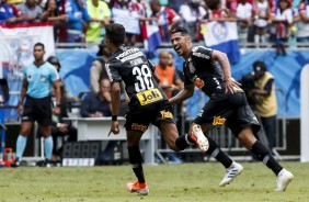 Pedrinho e Ralf comemorando o gol do jovem contra o Bahia, pelo Brasileirão 2019