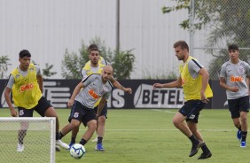 Caetano, Régis, Gabriel e Henrique no treino de reapresentação do Corinthians