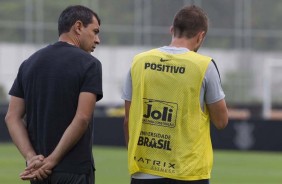 Carille e Henrique no treino de reapresentação do Corinthians após derrota para o Bahia
