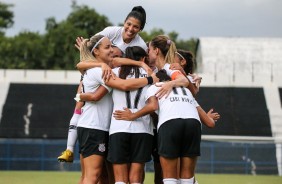 Jogadoras do Corinthians Futebol Feminino comemorando gol contra o São José