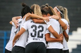 Jogadores do Corinthians durante vitria sobre o So Jos, pelo Paulisto Feminino