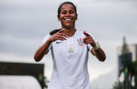 Victória feliz com seu gol contra o São José, pelo Campeonato Paulista Feminino