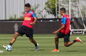 Caetano e Pedrinho durante o último treino do Corinthians antes de enfrentar a Chapecoense