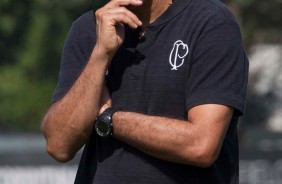 Carille esboça feição preopcupada durante último treino do Corinthians no CT