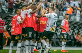 Carlos Augusto comemora com jogadores no banco de reservas seu gol contra a Chapecoense