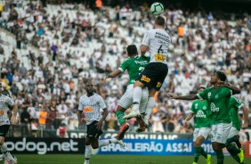 Carlos Augusto e Manoel no jogo contra a Chapecoense, pelo Brasileiro, na Arena Corinthians