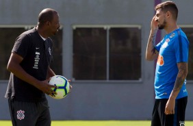 Fabinho e Pedro Henrique durante o último treino do Corinthians antes de enfrentar a Chapecoense