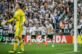 Jogadores comemorando o gol de Carlos Augusto, pelo Brasileiro, na Arena Corinthians