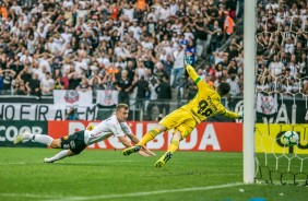 Lateral Carlos Augusto em partida contra a Chapecoense, pelo Brasileiro, na Arena Corinthians