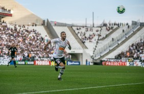 Meia Clayson em partida contra a Chapecoense, pelo Brasileiro, na Arena Corinthians