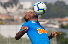 Vagner Love durante o último treino do Corinthians antes de enfrentar a Chapecoense