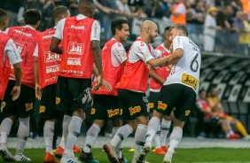 Carlos Augusto comemora seu gol contra a Chapecoense, pelo Brasileiro